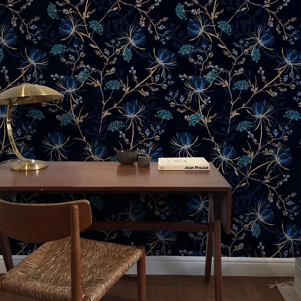 Papier Peint Fleurs Bleu Nuit sur Fond Noir — Botanique Précieux